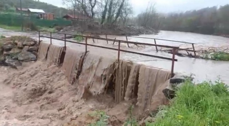 Aşırı yağışlar köprüyü trafiğe kapattı