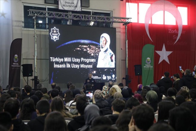 Astronot Alper Gezeravcı İnegöl'de öğrencilere uzayı anlattı