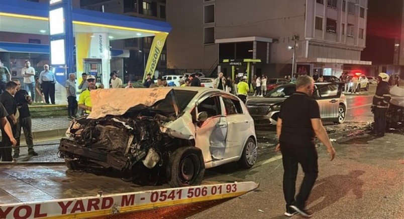 Atakum'da otomobil karşı şeride geçti: 5 yaralı