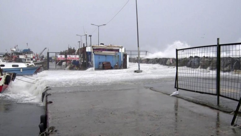 Avcılar'da yükselen dalgalar mendireği aştı