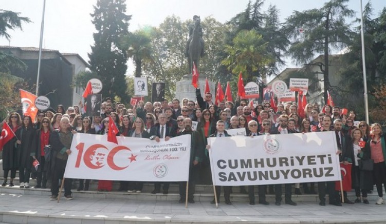 Avukatlar Cumhuriyet için yürüdü