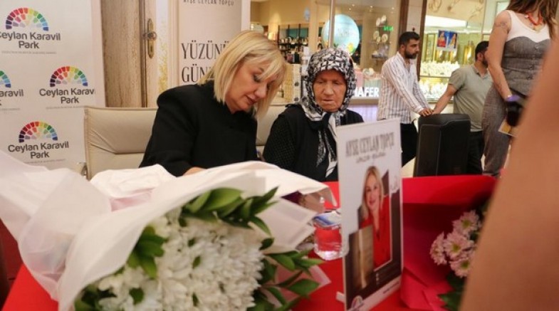 Ayşe Ceylan Topçu imza gününe yoğun ilgi