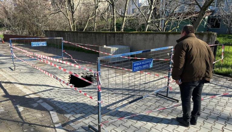Ayvacık'ta yol çöktü