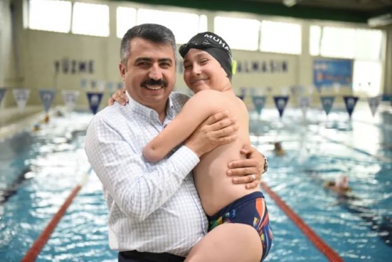 Azimle attığı her kulaçta şampiyonluğa ulaştı