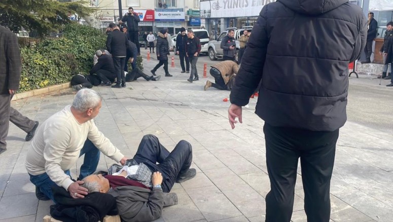 Baba ve 3 oğlu sokak ortasında vuruldu