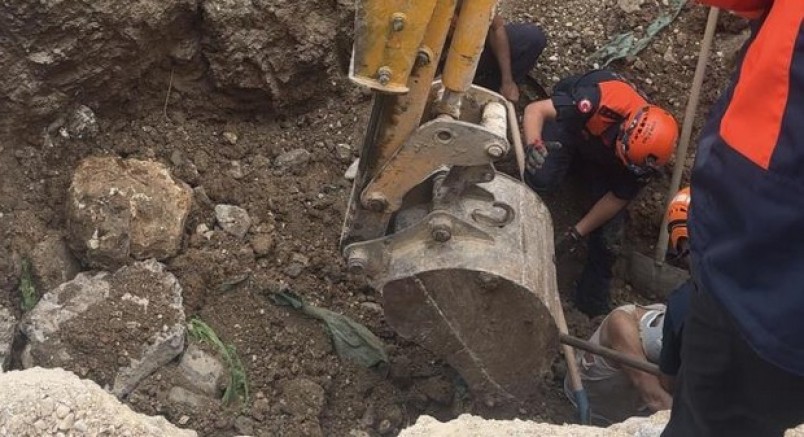 Baba ve oğlu göçük altında kaldı: 2 yaralı