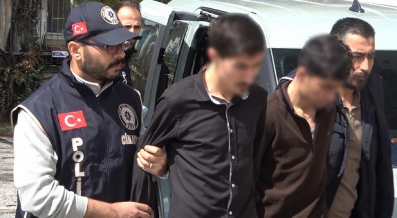 Babalarını canice öldüren iki kardeş adliyeye sevk edildi