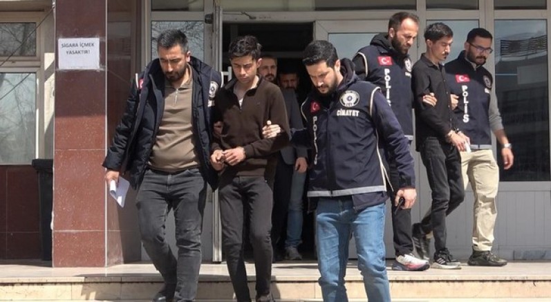 Babalarını katleden iki kardeş tutuklandı