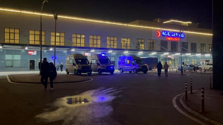 Babayı darp ettiler, çocuğunu bıçakladılar
