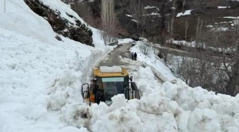Bahçesaray'da yola çığ düştü