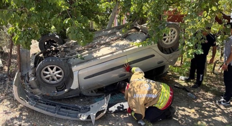 Bahçeye uçan otomobilin sürücüsü yaralandı