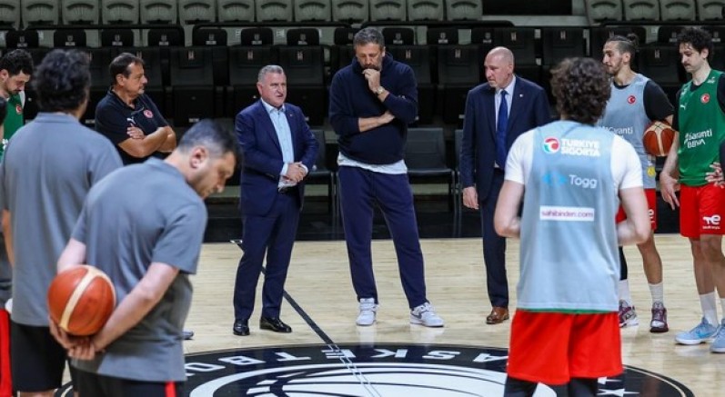 Bakan Bak, Millilerin antrenmanını takip etti