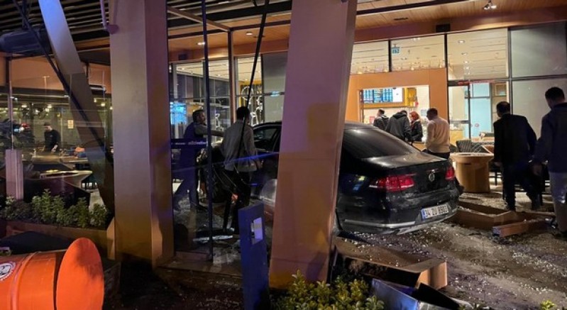 Bakırköy'de araç kafeye daldı: 6 yaralı