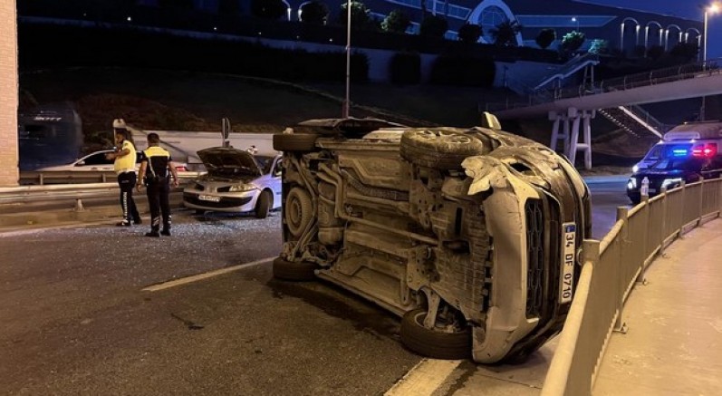 Bakırköy’de hafif ticari araç ile otomobil çarpıştı: 5 yaralı