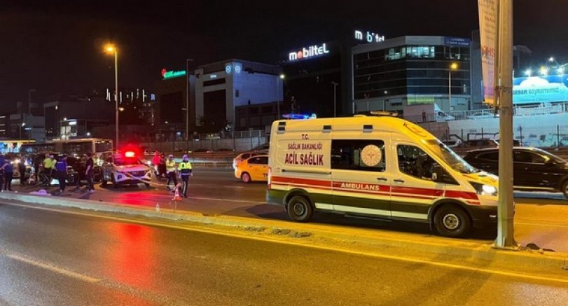 Bakırköy E5'te motosiklet direğe çarptı: : 2 ölü