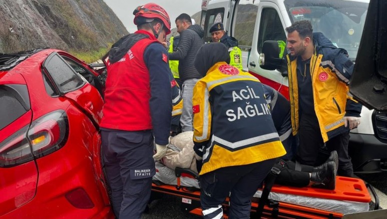 Balıkesir'de otomobil yoldan çıktı: 2 yaralı