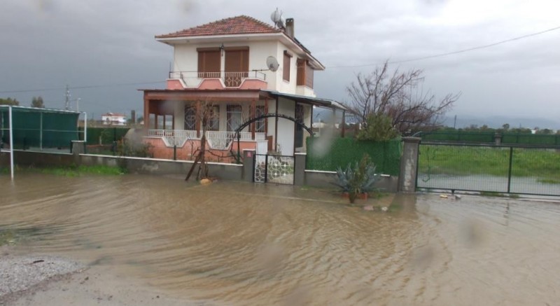 Balıkesir’de yazlıklar su altında kaldı