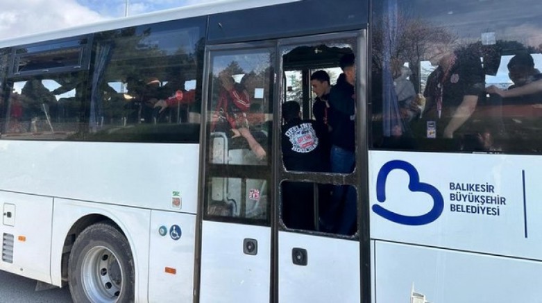 Balıkesirspor'un taraftar otobüsüne taşlı saldırı