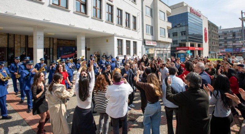 Bando eşliğinde kutlama