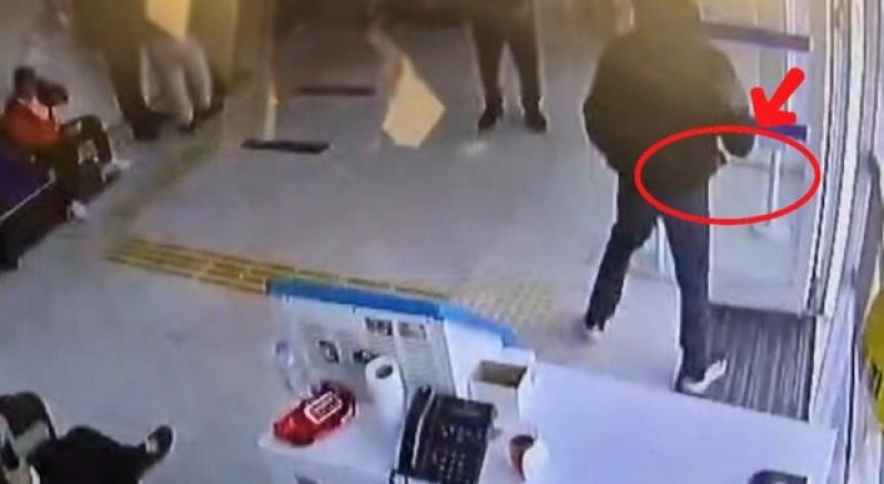 Banka şubesinde satırla gasp girişimi