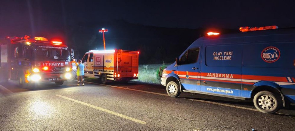 Bariyerlere çarpan yolcu otobüsü alev aldı: 3 ölü, 20 yaralı