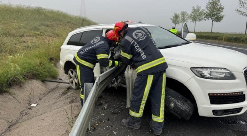 Bariyerlere saplanan aracın sürücüsü hayatını kaybetti