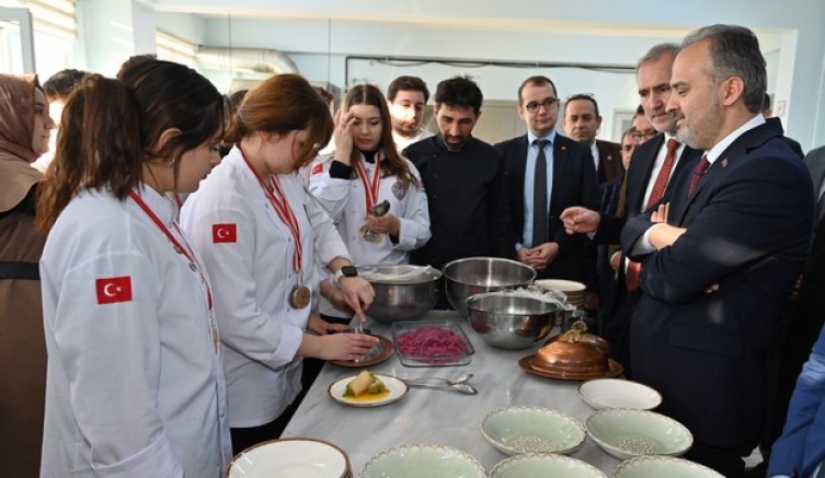 Başkan Aktaş’tan madalyalı öğrencilere ziyaret