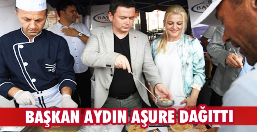 Başkan Aydın aşure dağıttı