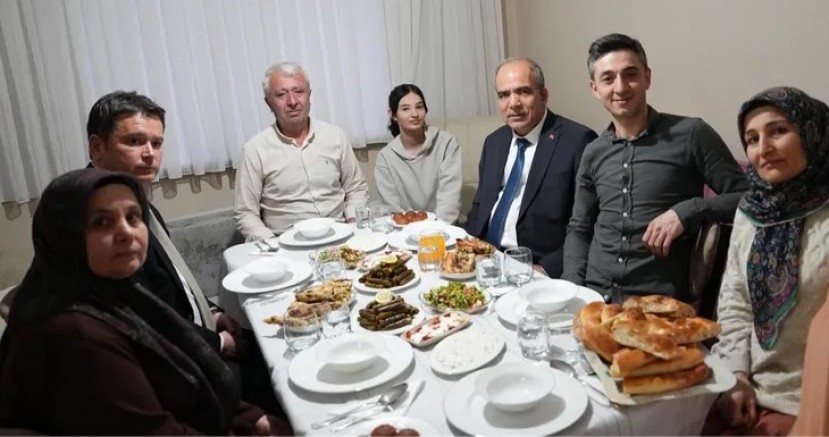 Başkan Aydın Bursa'da çaldığı her kapıda güler yüzle karşılaşıyor