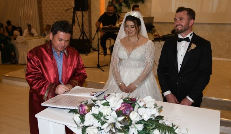 Başkan Aydın ilk nikahını kıydı