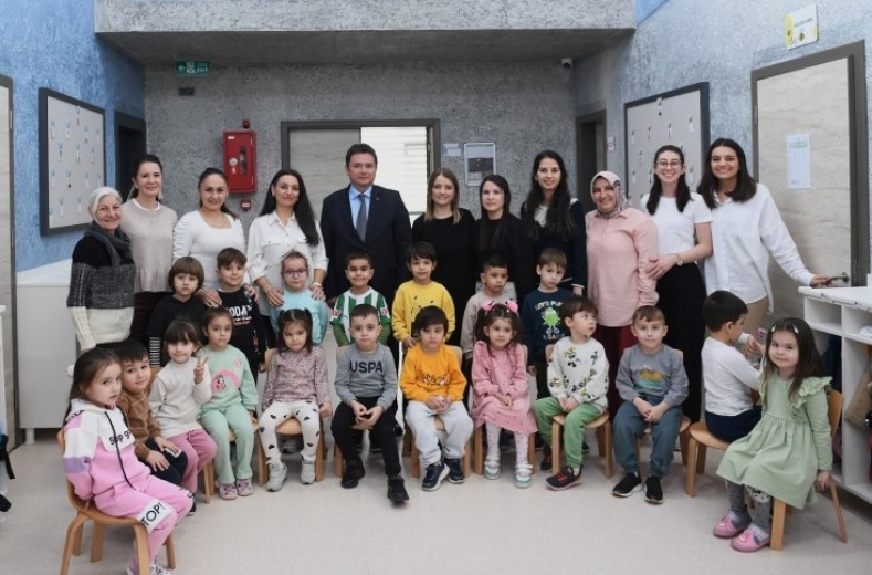 Başkan Aydın karne heyecanı yaşayan çocukları tek tek kutladı