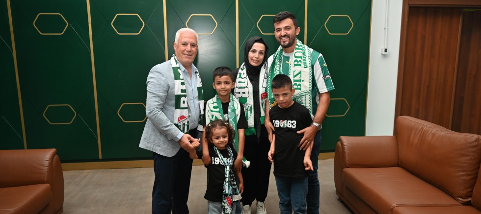 Başkan Bozbey'den minik taraftara jest