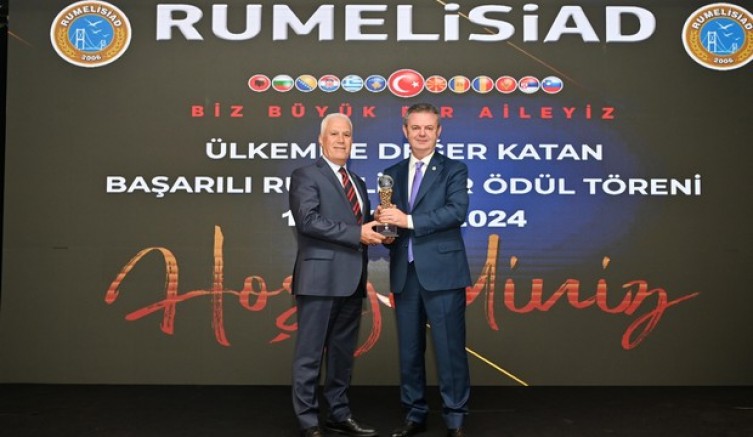 Başkan Bozbey’e RUMELİSİAD’tan ödül