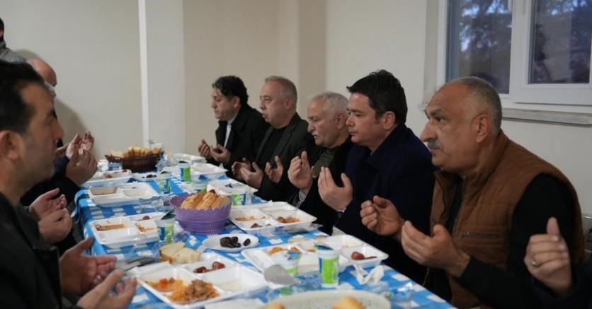 Başkan Erkan Aydın orucunu vatandaşlarla açtı