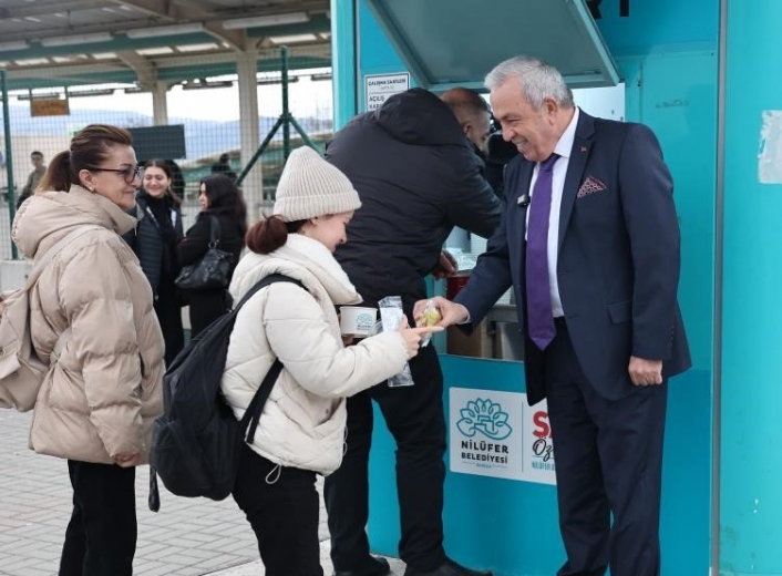 Başkan Özdemir öğrencilerle hem sohbet etti, hem de çorba ikram etti