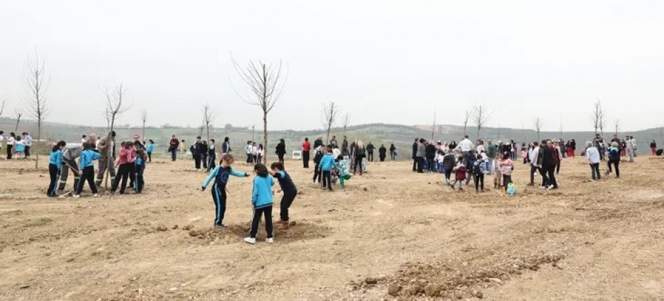 Başkan Şadi Özdemir, çocuklarla fidanlara can suyunu verdi