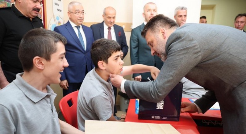 Başkan Vekili Biba, öğrencilerin karne heyecanına ortak oldu