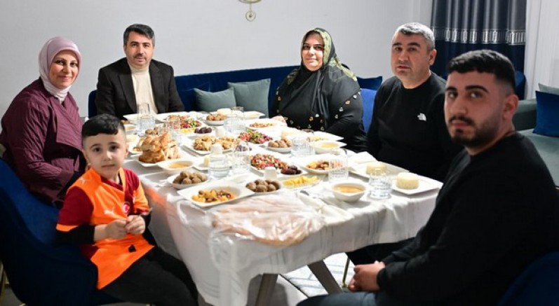 Başkan Yılmaz, iftarda şehit er Samet Çaldır’ın ailesine misafir oldu