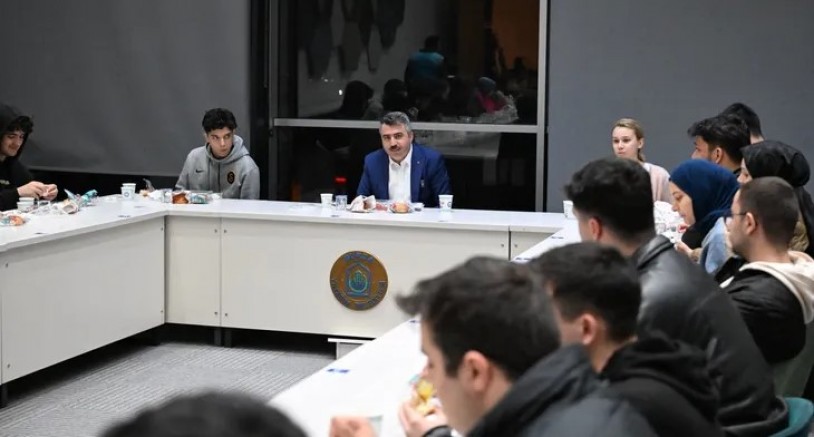 Başkan Yılmaz sahurda gençlerle bir araya geldi