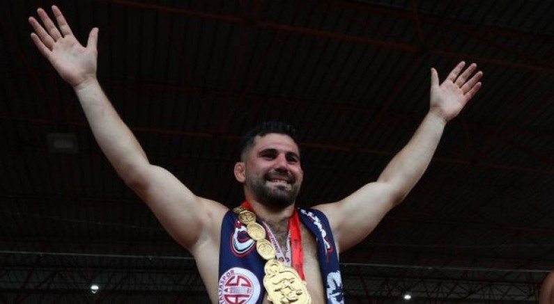 Başpehlivan Erkan Taş, altın kemerini taktı