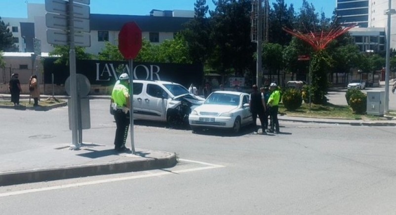 Batman'da ticari araç ile otomobil çarpıştı: 3 yaralı