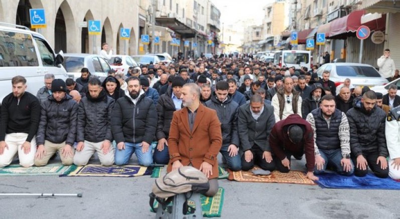 Bayram namazını sokakta kıldılar