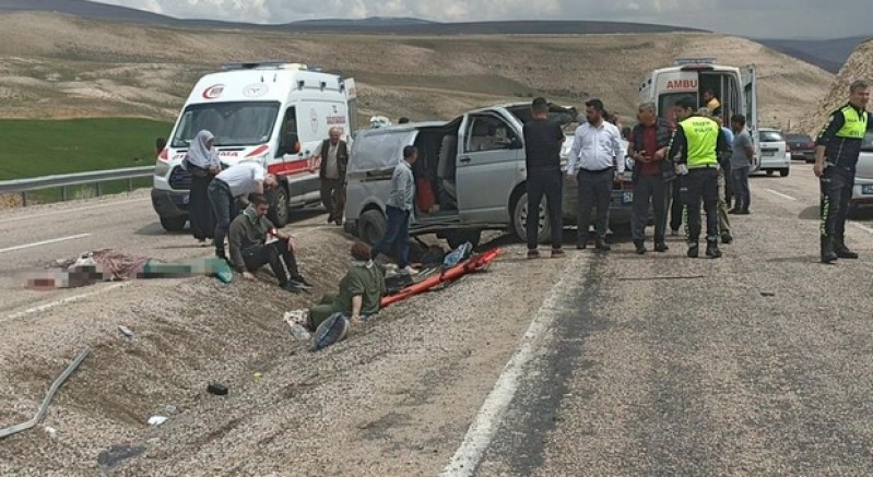 Bayram tatili yolunda feci kaza: 1 ölü 8 yaralı
