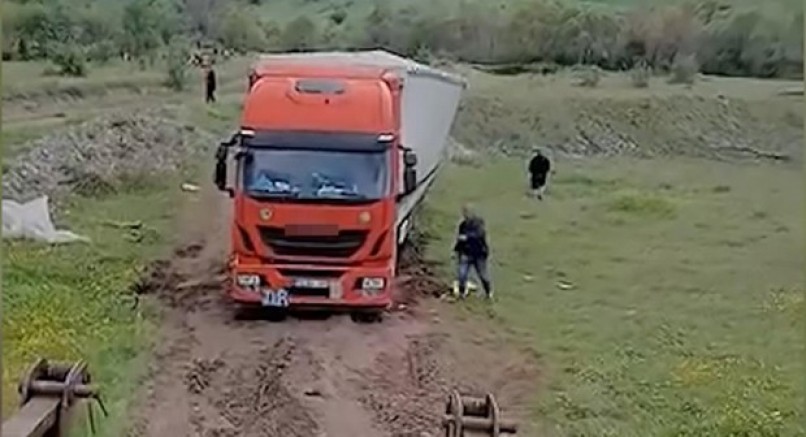 Bayram trafiğinden kaçtılar çamura saplandılar