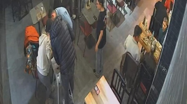 Bebeği Heimlich manevrası ile kurtardı