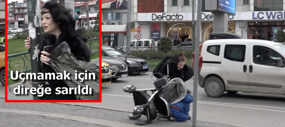 Bebek arabası lodosla birlikte sürüklenerek devrildi