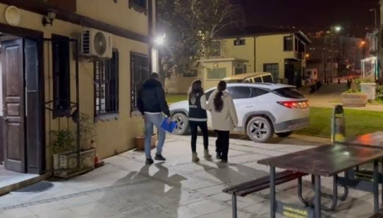 Bebek arabasından çantayı çaldı