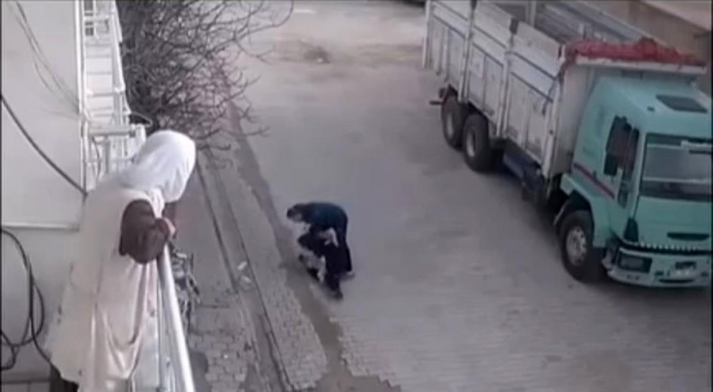 Bebekli anneye ve çocuğa saldıran şahıs tutuklandı