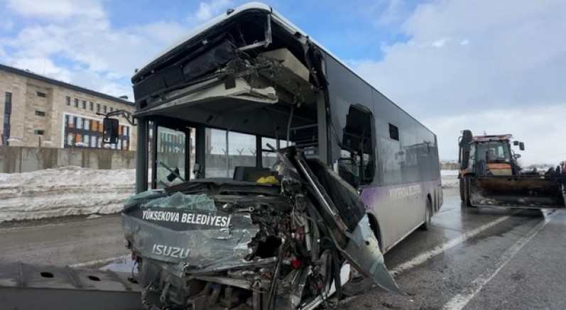 Belediye otobüsü ile minibüs çarpıştı: 18 yaralı