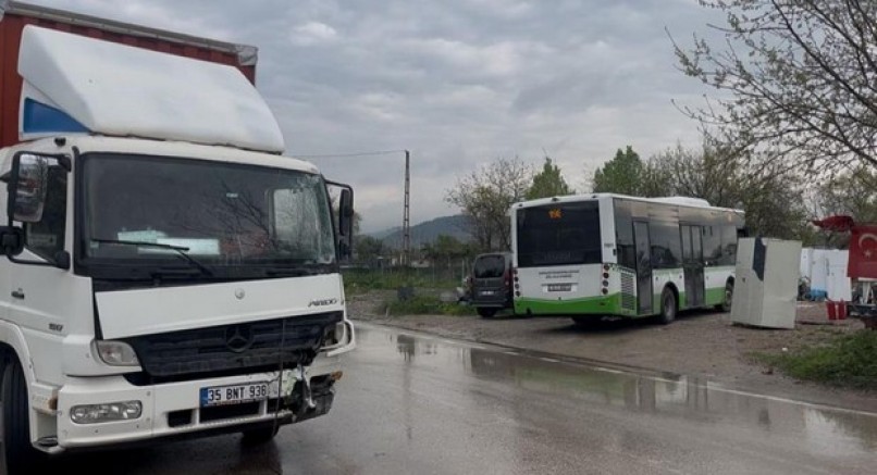 Belediye otobüsü ile nakliye kamyonu çarpıştı: 2 yaralı